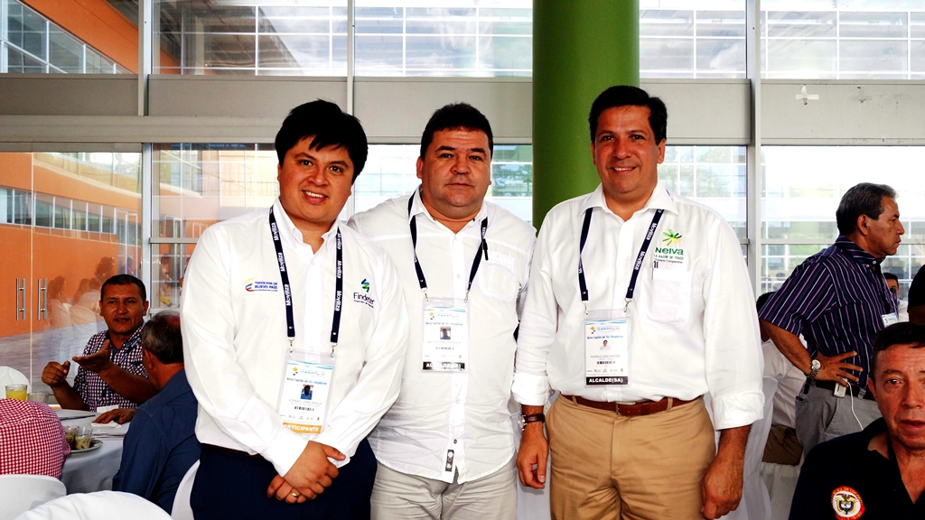 Rodrigo Yepes, de Finfeter; Héctor Pérez, alcalde de  San Pedro y Rodrigo Lara, alcalde de Neiva.